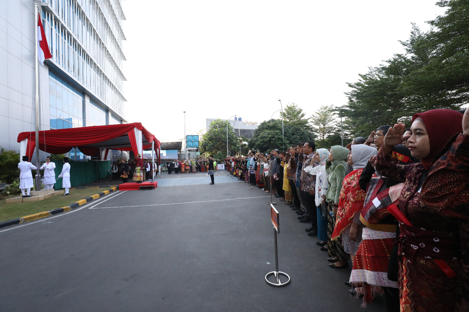 Jajaran Pejabat Tinggi dan pegawai di lingkungan Badan Nasional Penanggulangan Bencana (BNPB) turut merayakan Hari Ulang Tahun Ke-78 Republik Indonesia, yang diselenggarakan di halaman Gedung Graha BNPB, Jakarta pada (17/8). 